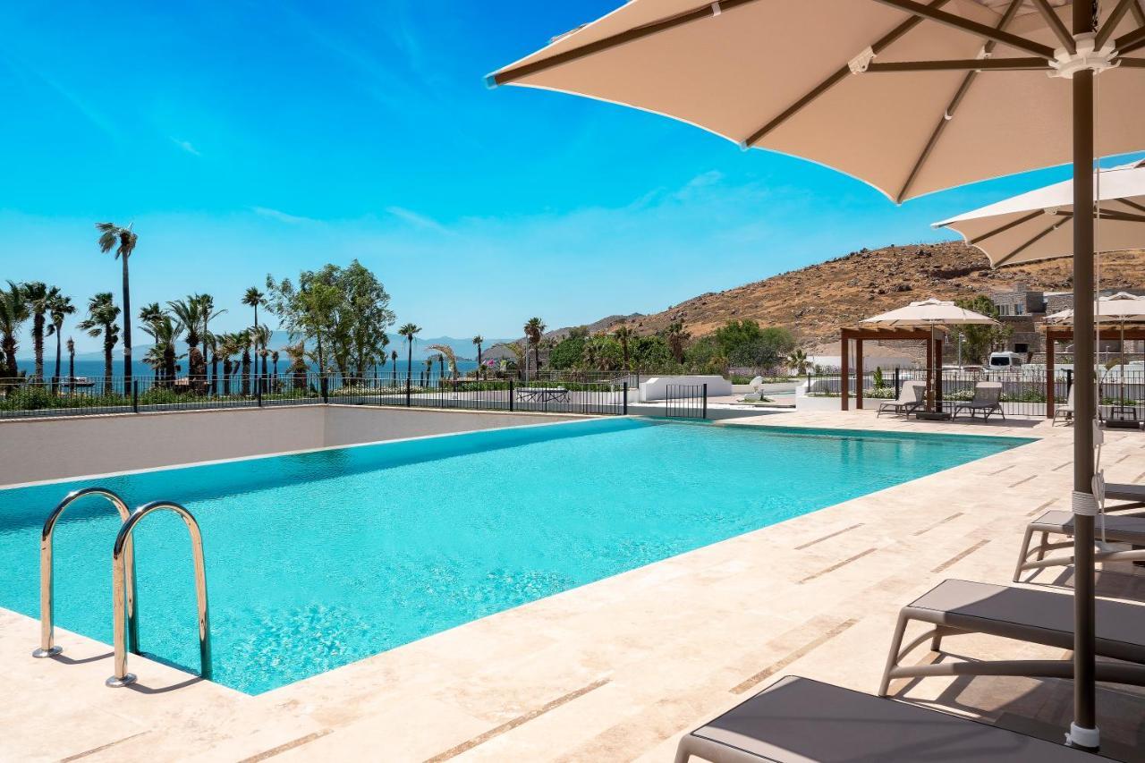 Radisson Collection Hotel, Bodrum Akyarlar Bagian luar foto The pool at the hotel