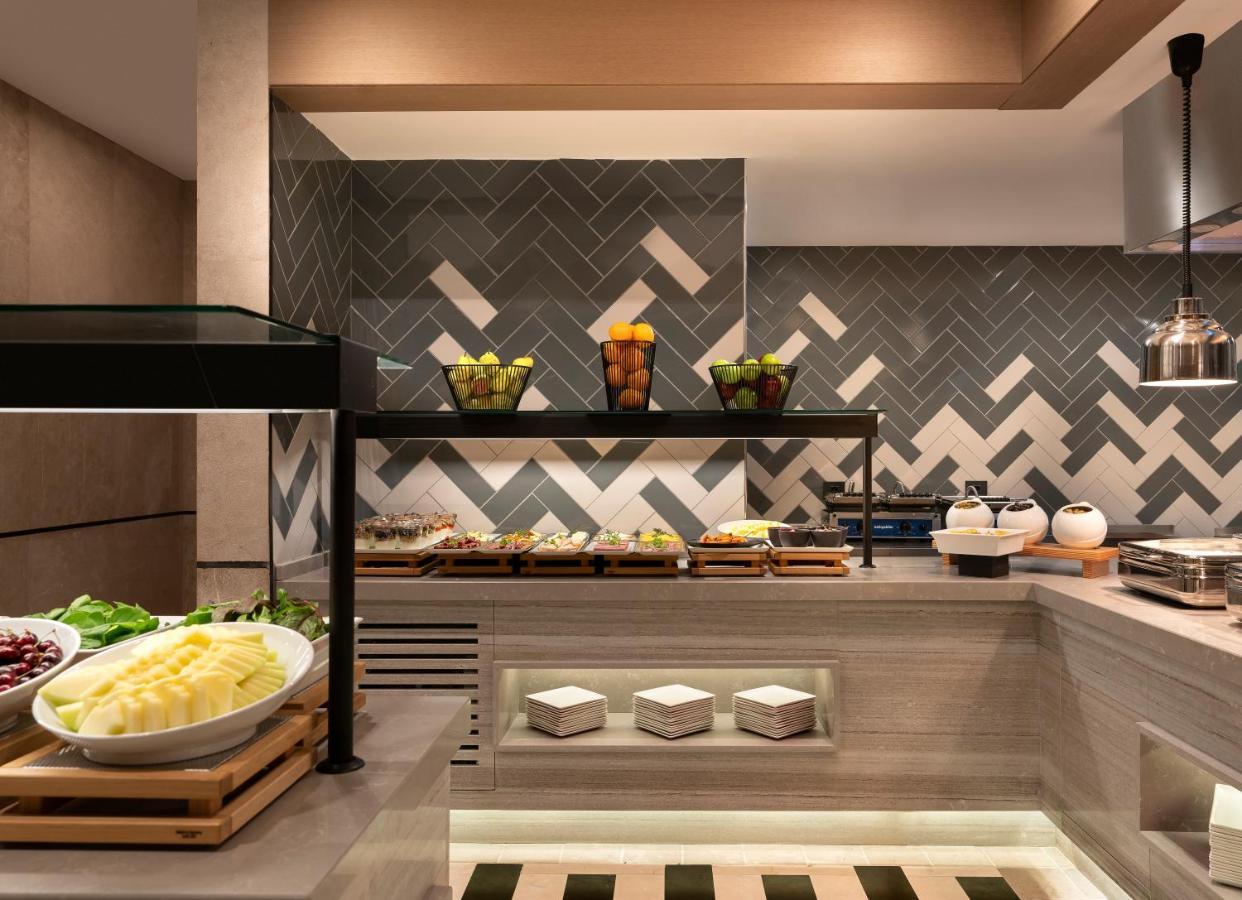 Radisson Collection Hotel, Bodrum Akyarlar Bagian luar foto The buffet at the hotel