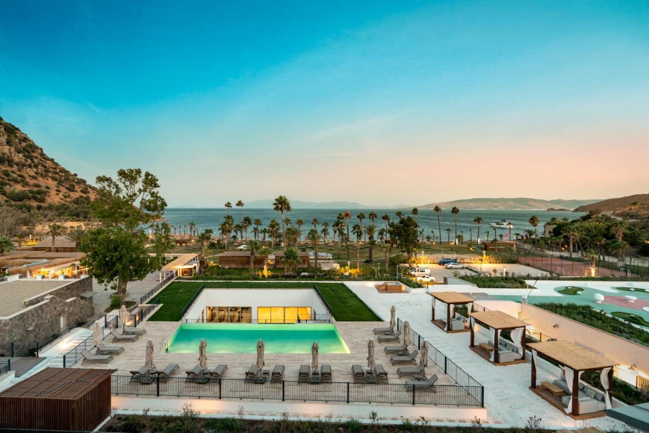 Radisson Collection Hotel, Bodrum Akyarlar Bagian luar foto The resort's main pool